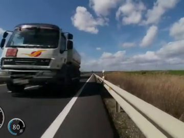 Un ciclista graba el arriesgado momento en el que casi le arrolla un camionero en un adelantamiento 