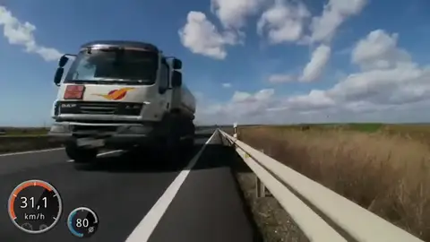 Un ciclista graba el arriesgado momento en el que casi le arrolla un camionero en un adelantamiento Un ciclista graba el arriesgado momento en el que casi le arrolla un camionero en un adelantamiento