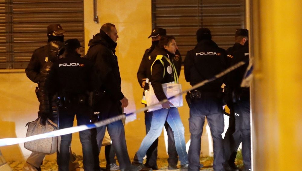 Miembros del la policía científica se han desplazado a la calle Benjamín Palencia de Getafe