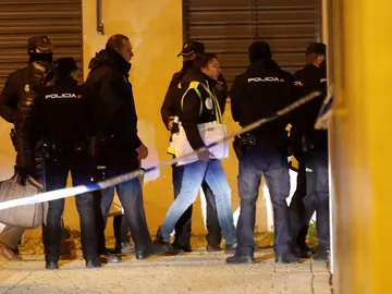 Miembros del la policía científica se han desplazado a la calle Benjamín Palencia de Getafe Miembros del la policía científica se han desplazado a la calle Benjamín Palencia de Getafe