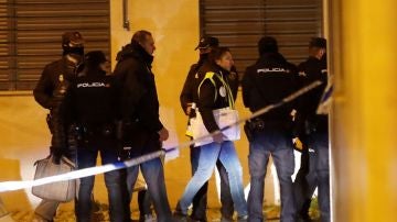 Miembros del la policía científica se han desplazado a la calle Benjamín Palencia de Getafe