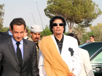 Fotografía de archivo de Nicolas Sarkozy y el líder libio Muamar Gadafi Fotografía de archivo de Nicolas Sarkozy y el líder libio Muamar Gadafi