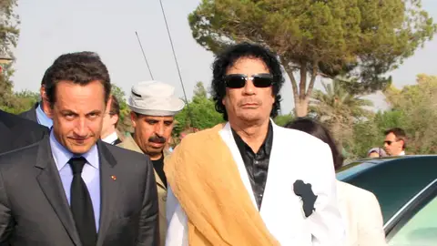 Fotografía de archivo de Nicolas Sarkozy y el líder libio Muamar Gadafi Fotografía de archivo de Nicolas Sarkozy y el líder libio Muamar Gadafi