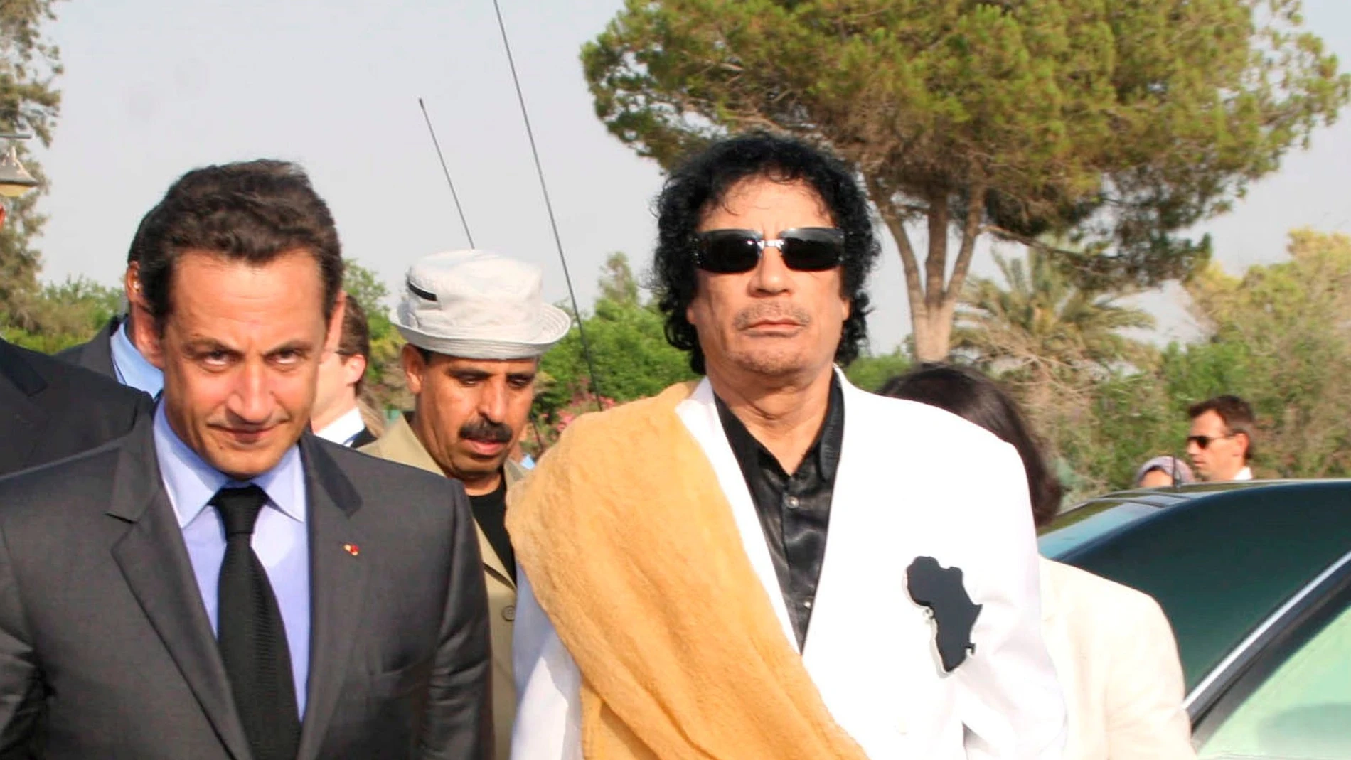 Fotografía de archivo de Nicolas Sarkozy y el líder libio Muamar Gadafi Fotografía de archivo de Nicolas Sarkozy y el líder libio Muamar Gadafi