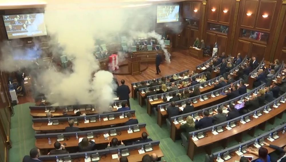 Gases lacrimógenos en el parlamento de Kosovo