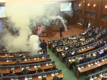 Gases lacrimógenos en el parlamento de Kosovo Gases lacrimógenos en el parlamento de Kosovo