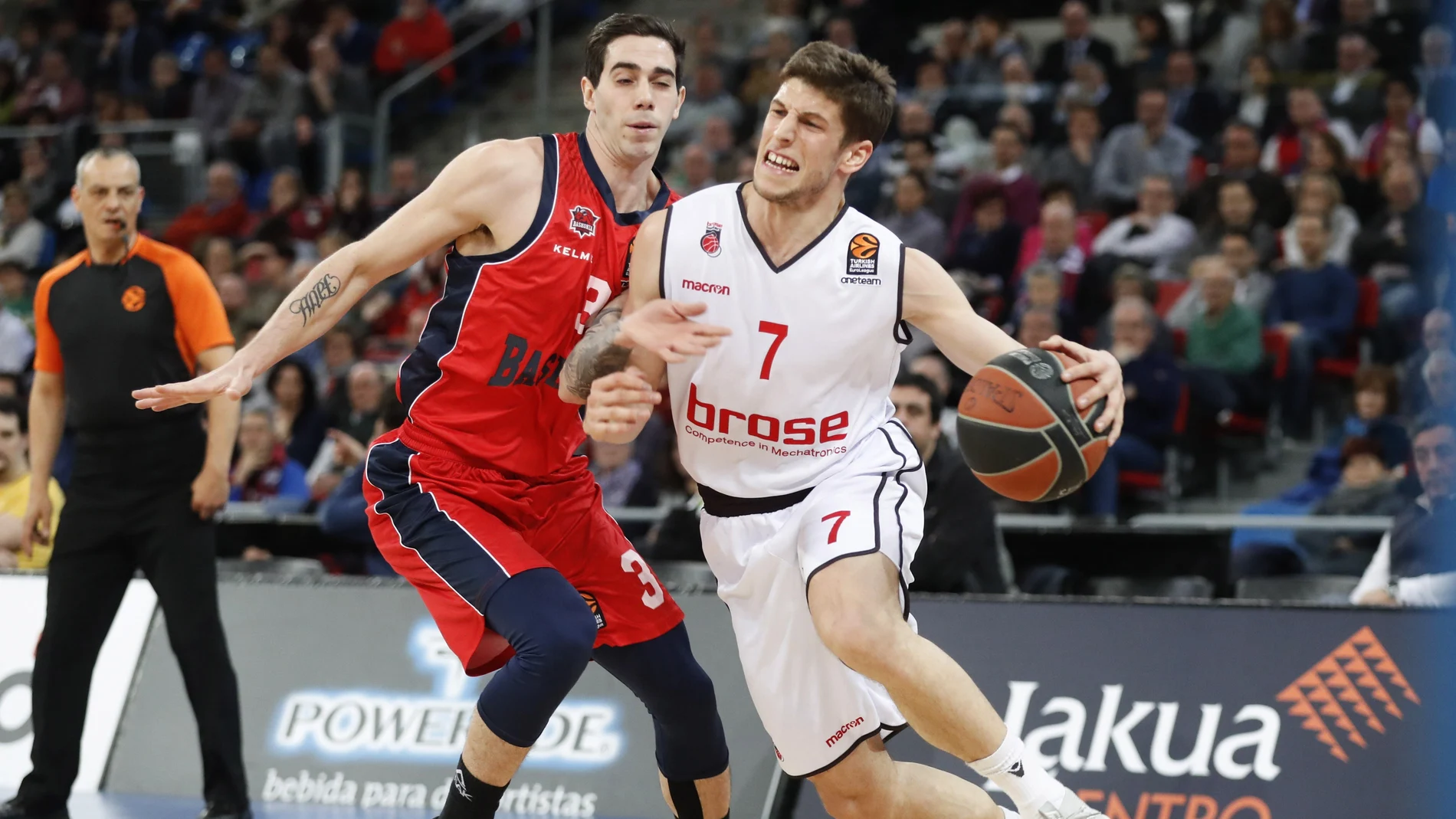 Aleksej Nikolic y el base argentino Luca Vildoza, en acción en el Buesa Arena Aleksej Nikolic y el base argentino Luca Vildoza, en acción en el Buesa Arena