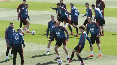 Piqué sigue al margen del grupo en una mañana con controles antidopaje