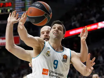 Felipe Reyes pelea por un revote ante el el pivot del Zalgiris Antanas Kavaliauskas Felipe Reyes pelea por un revote ante el el pivot del Zalgiris Antanas Kavaliauskas