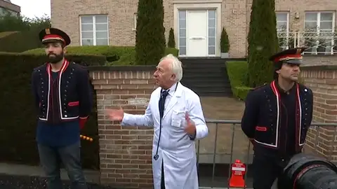 Tabarnia desembarca en la casa de Puigdemont en Waterloo: "Carlitos, en Madrid te está esperando el señor Pablo Llarena" Tabarnia desembarca en la casa de Puigdemont en Waterloo: "Carlitos, en Madrid te está esperando el señor Pablo Llarena"