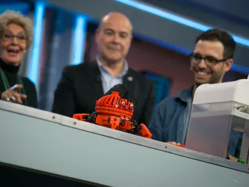 El baile del robot hexápodo para Concha Velasco y Antonio Resines El baile del robot hexápodo para Concha Velasco y Antonio Resines