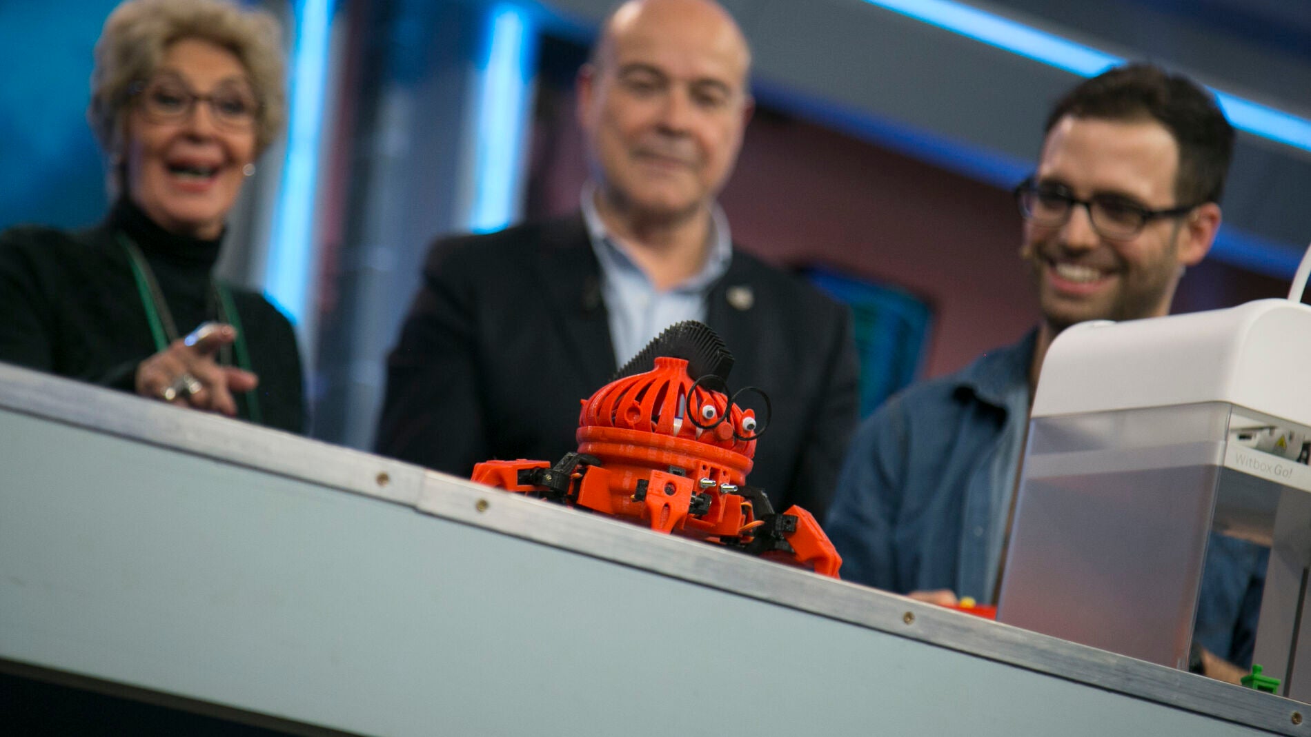 El baile del robot hex&aacute;podo para Concha Velasco y Antonio Resines