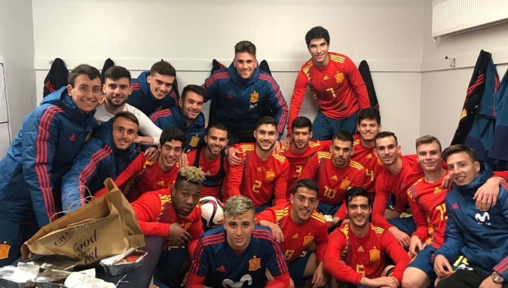 Los jugadores de la Sub-21 celebran la victoria ante Irlanda del Norte