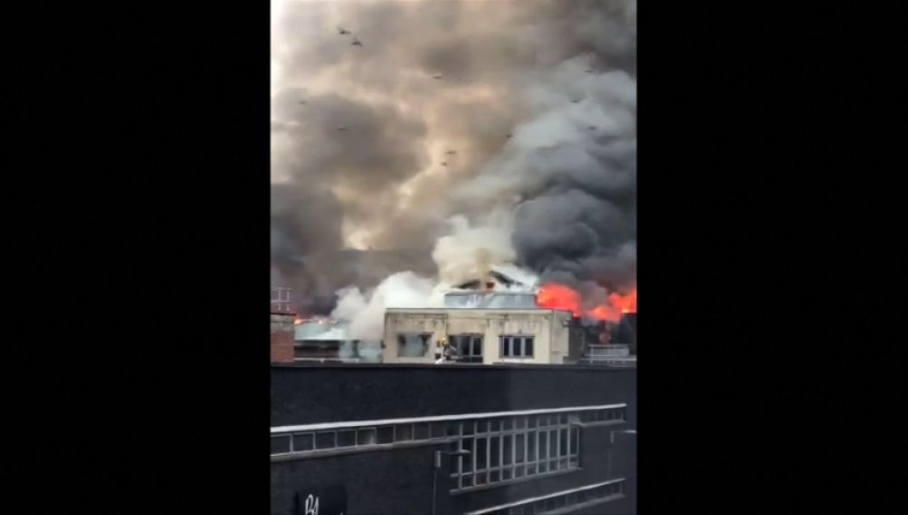 Alarma por un aparatoso incendio en un edificio del centro de Glasgow