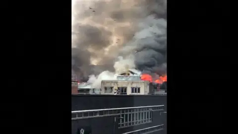 Alarma por un aparatoso incendio en un edificio del centro de Glasgow Alarma por un aparatoso incendio en un edificio del centro de Glasgow