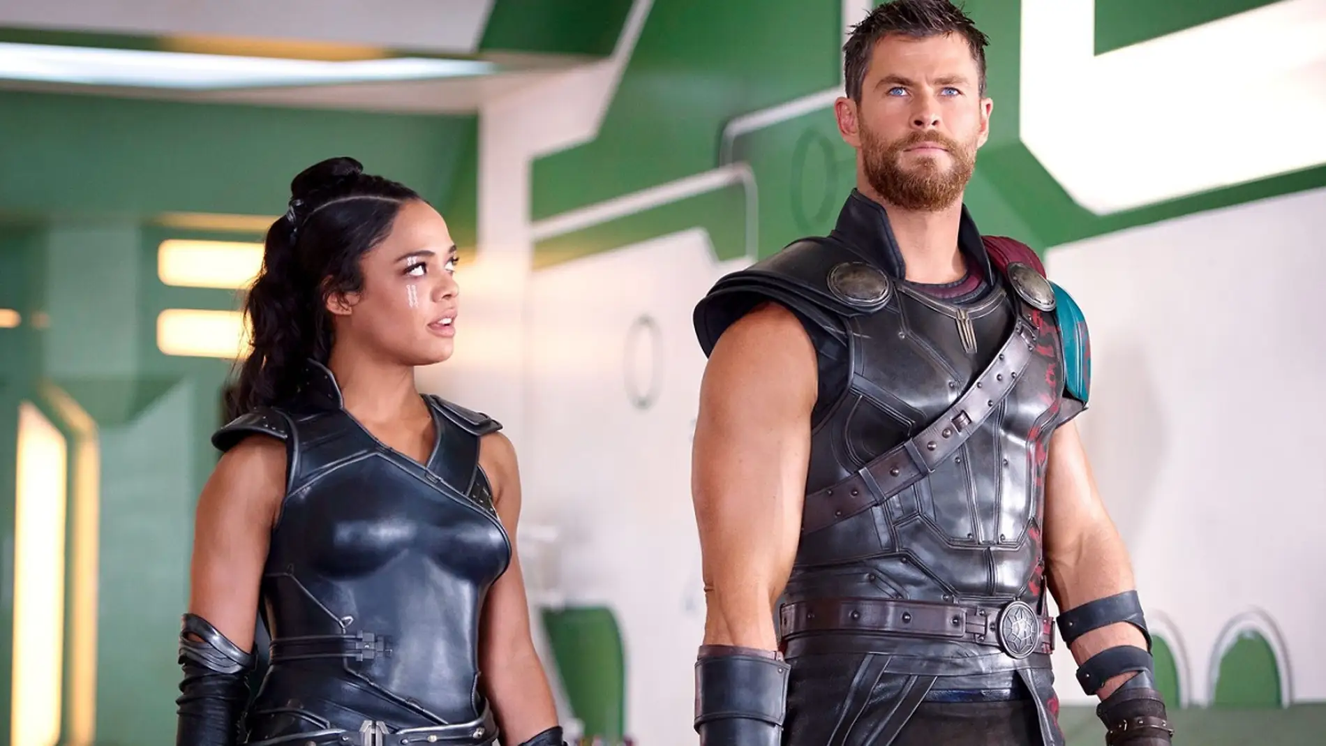 Tessa Thompson y Chris Hemsworth en 'Thor: Ragnarok'