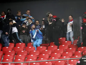 Aficionados del Olympique de Marsella, en la grada de San Mamés junto a agentes de la Ertzaintza Aficionados del Olympique de Marsella, en la grada de San Mamés junto a agentes de la Ertzaintza