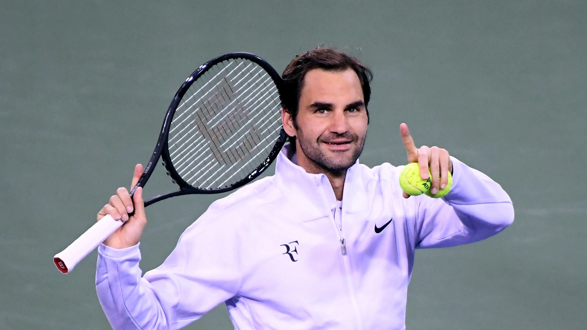 Roger Federer saluda a la grada Roger Federer saluda a la grada