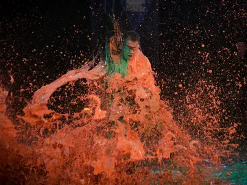 Globoman se enfrenta a dos globos de 100 kilos ante la atenta mirada de Concha Velasco y Antonio Resines en 'El Hormiguero 3.0' Globoman se enfrenta a dos globos de 100 kilos ante la atenta mirada de Concha Velasco y Antonio Resines en 'El Hormiguero 3.0'