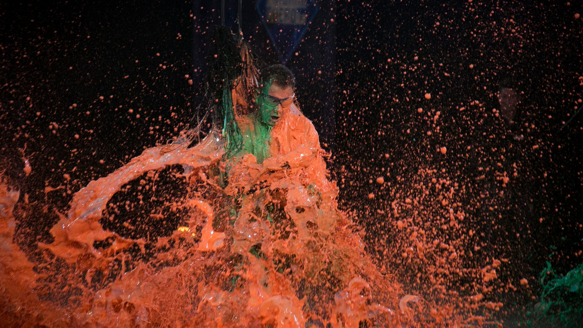 Globoman se enfrenta a dos globos de 100 kilos ante la atenta mirada de Concha Velasco y Antonio Resines en 'El Hormiguero 3.0'