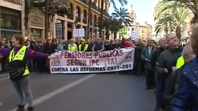 Más de un centenar de pensionistas se concentran frente al Parlamento Vasco para reivindicar una pensión mínima 