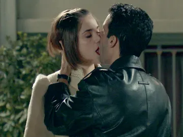 El "peligroso" y muy pasional beso entre Ignacio y Laura Ortega El "peligroso" y muy pasional beso entre Ignacio y Laura Ortega