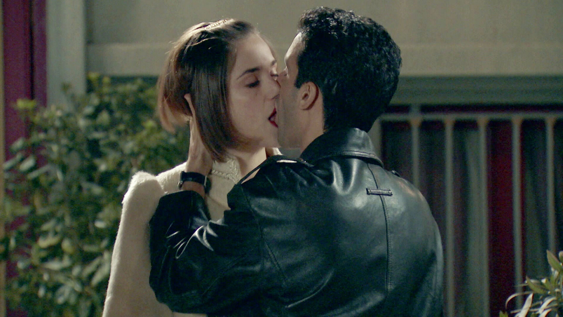 El "peligroso" y muy pasional beso entre Ignacio y Laura Ortega