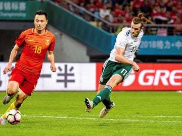 Bale marca uno de sus tres goles contra China