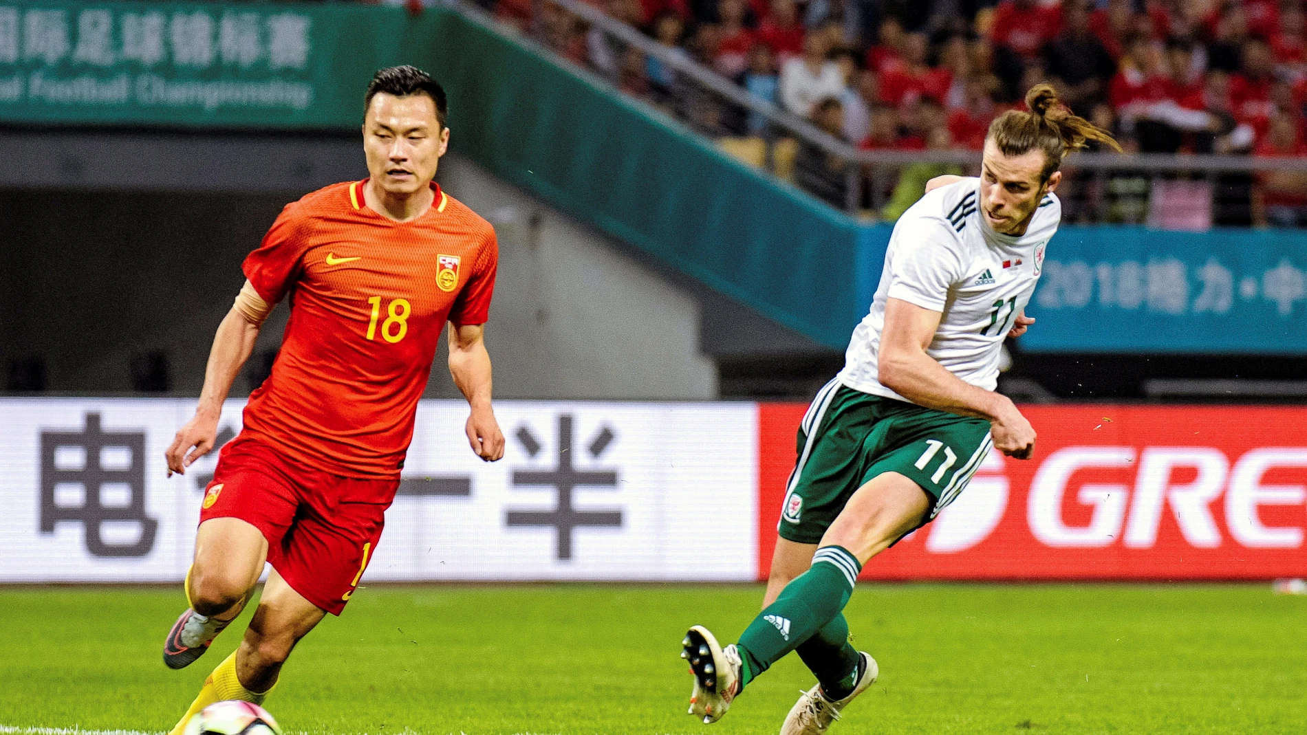 Bale marca uno de sus tres goles contra China Bale marca uno de sus tres goles contra China