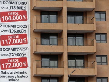 Cartel de promoción inmobiliaria en un edificio