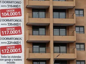 Cartel de promoción inmobiliaria en un edificio Cartel de promoción inmobiliaria en un edificio