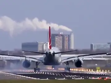 El viento obliga a los aviones a aterrizar de lado en Amsterdam El viento obliga a los aviones a aterrizar de lado en Amsterdam