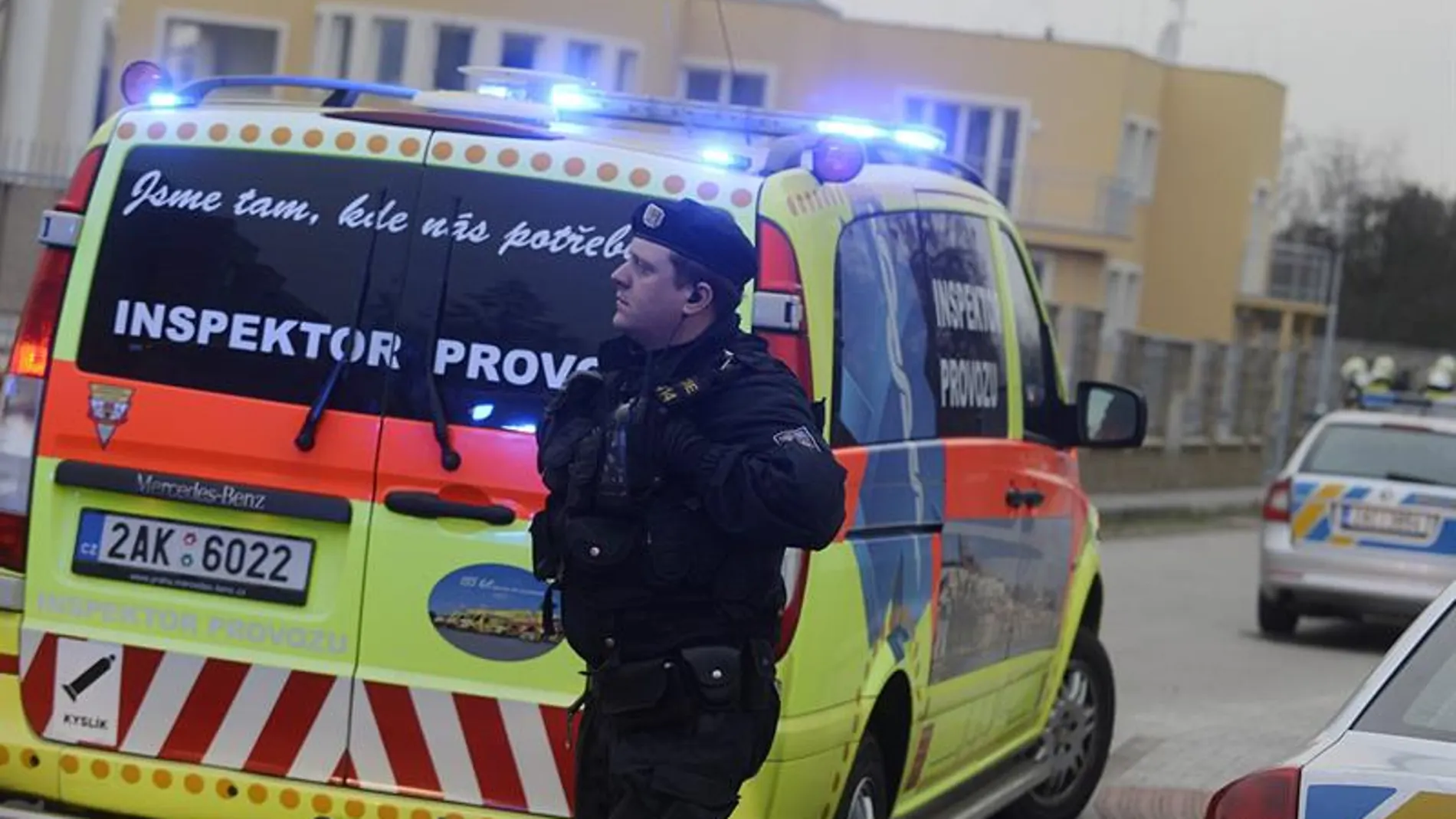 Un policía pasa cerca de una ambulancia en Praga Un policía pasa cerca de una ambulancia en Praga