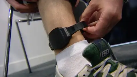 Las pulseras para controlar a maltratadores no se renuevan por falta de presupuesto Las pulseras para controlar a maltratadores no se renuevan por falta de presupuesto