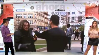 Un indigente intenta agredir a un reportero en directo en la televisión argentina
