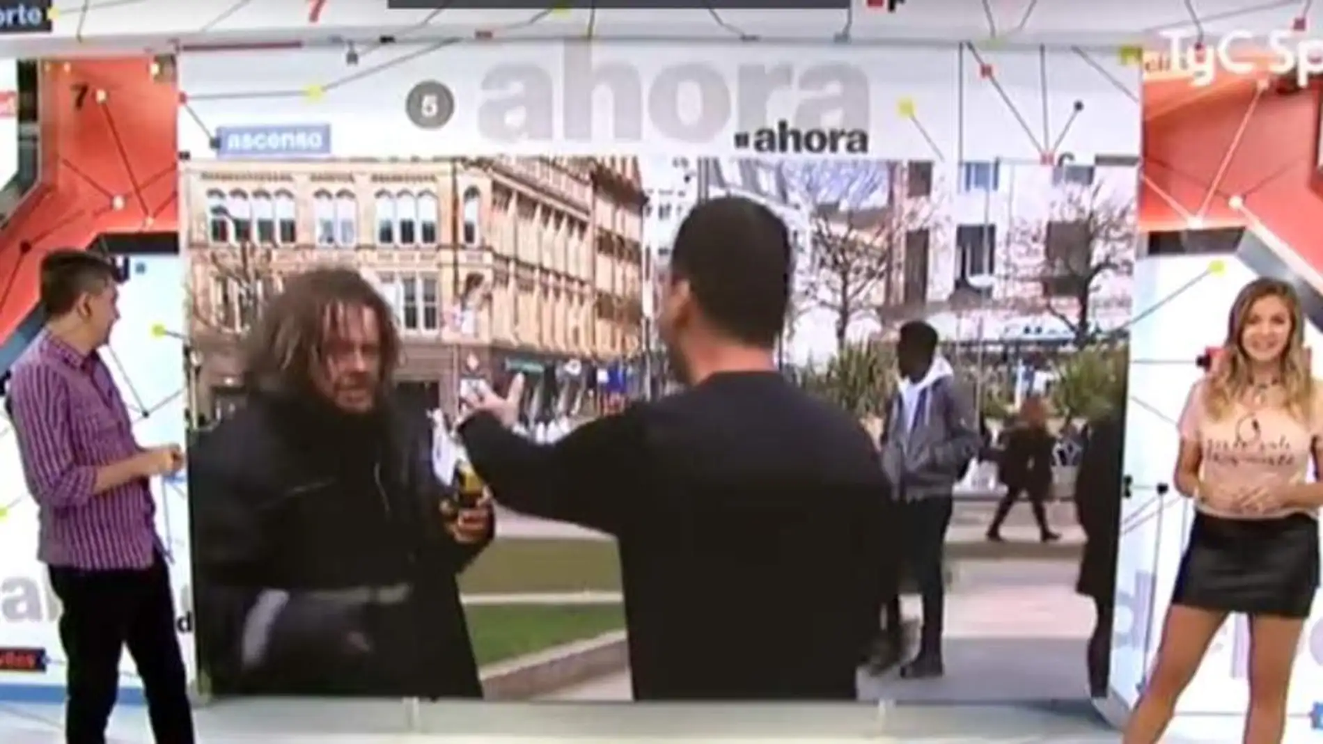 Un indigente intenta agredir a un reportero en la televisión argentina