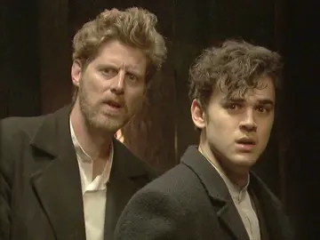 Nicolás se protege del peligro en un escondite secreto Nicolás se protege del peligro en un escondite secreto