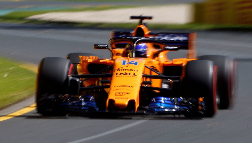 Fernando Alonso rueda con el MCL33 en el circuito de Albert Park