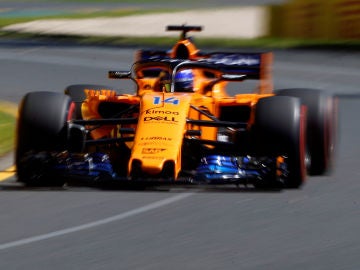 Fernando Alonso rueda con el MCL33 en el circuito de Albert Park