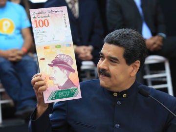 Maduro muestra la imagen de un billete