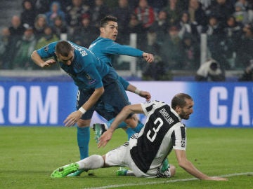 Cristiano Ronaldo remata ante Chiellini para hacer el 0-1 en el Juventus Stadium