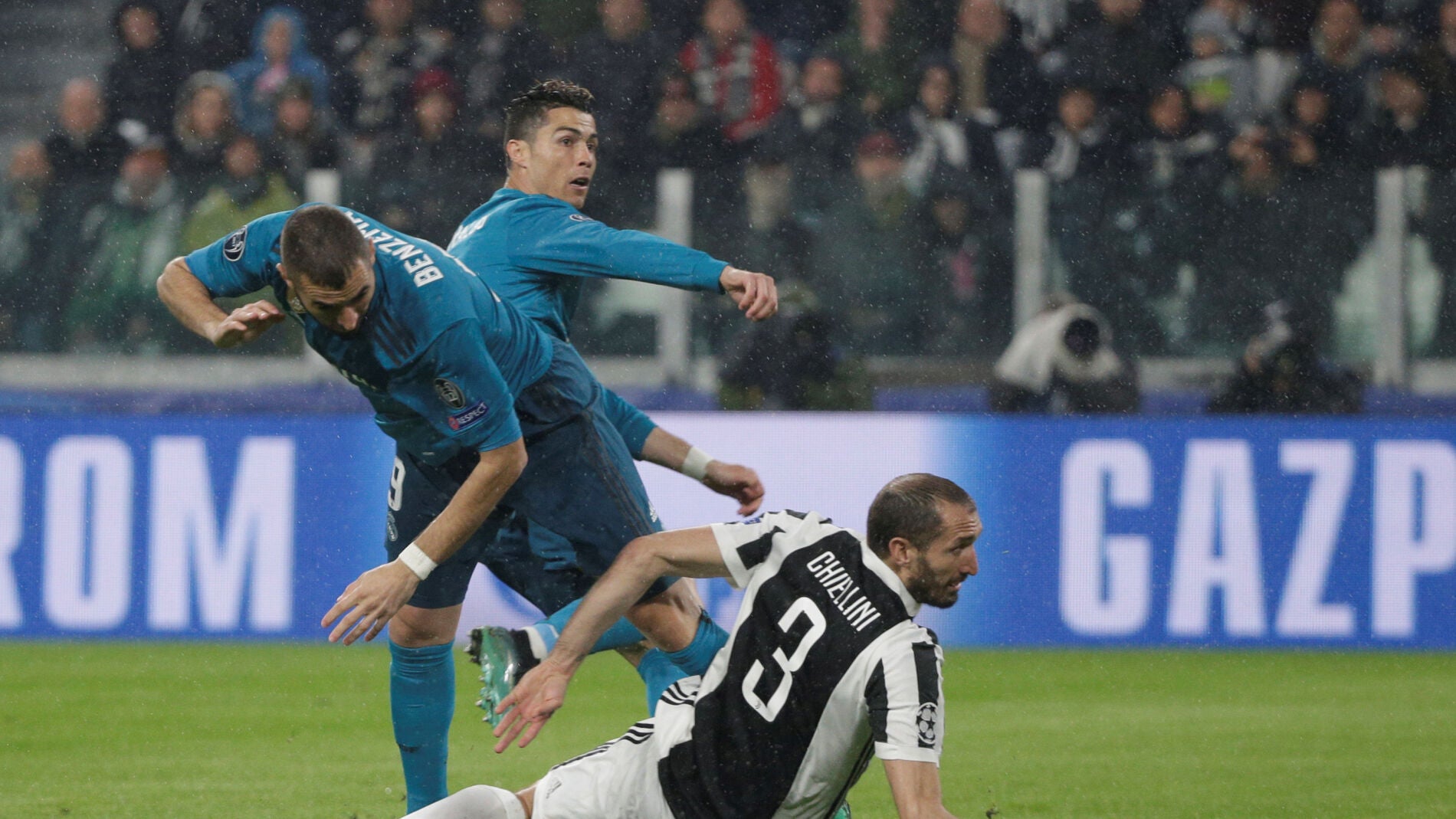 Cristiano Ronaldo remata ante Chiellini para hacer el 0-1 en el Juventus Stadium