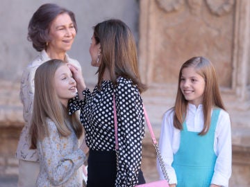 La reina Letizia junto a sus hijas y Doña Sofía 