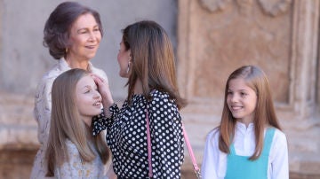 La reina Letizia junto a sus hijas y Doña Sofía La reina Letizia junto a sus hijas y Doña Sofía