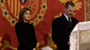 El Rey Felipe VI y la reina Letizia en la misa por Don Juan
