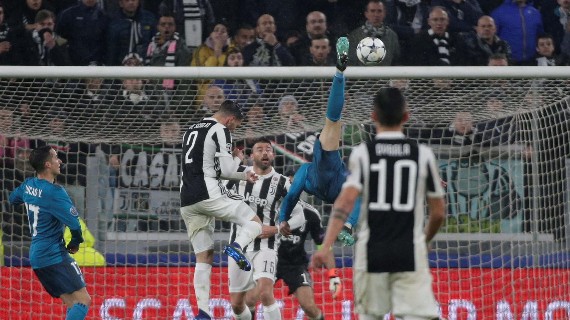 Cristiano ejecuta su chilena ante la Juventus