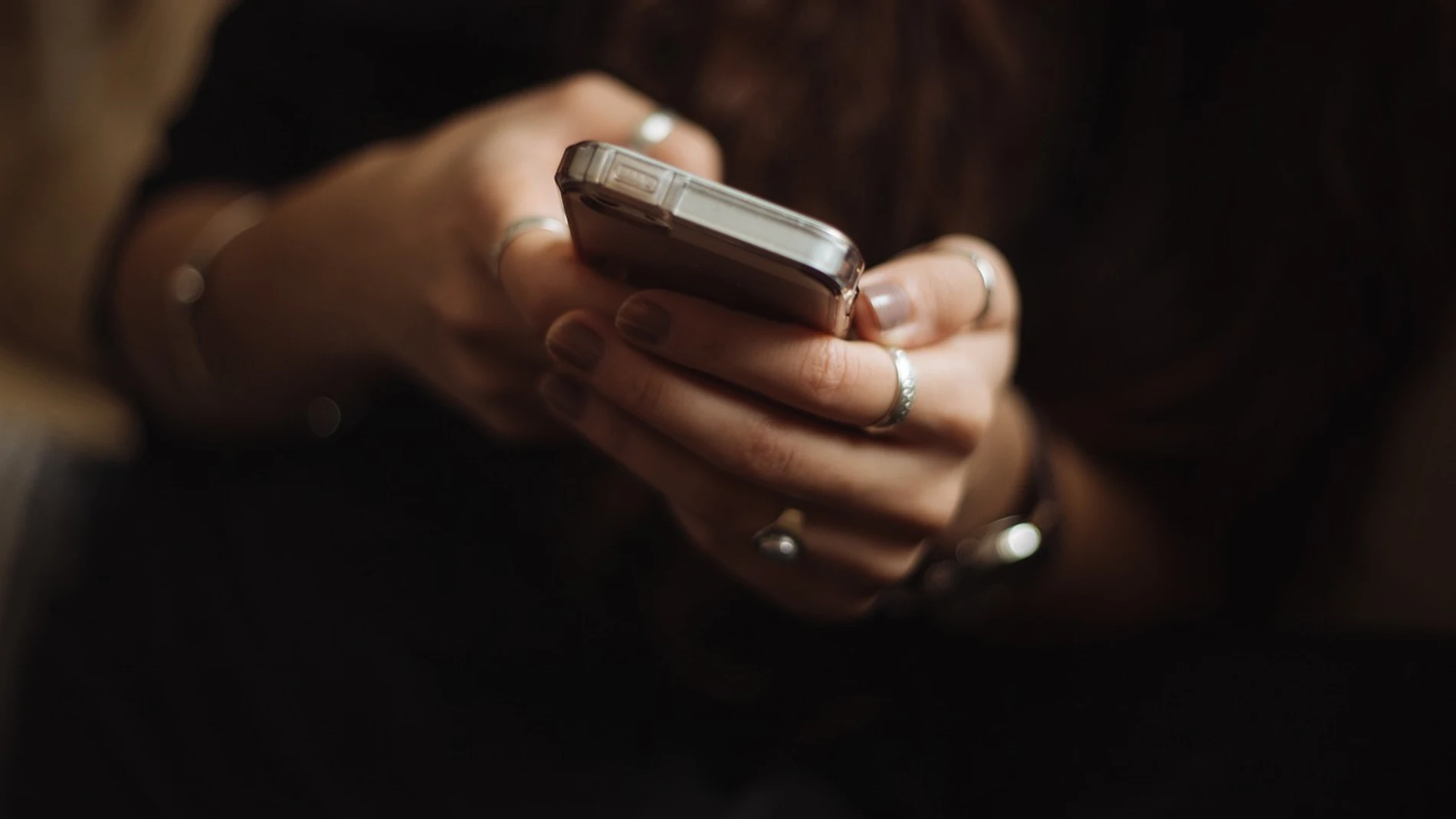 Mujer llamando por teléfono Mujer llamando por teléfono