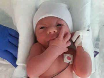El pequeño recién nacido Oliver James