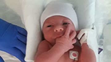 El pequeño recién nacido Oliver James