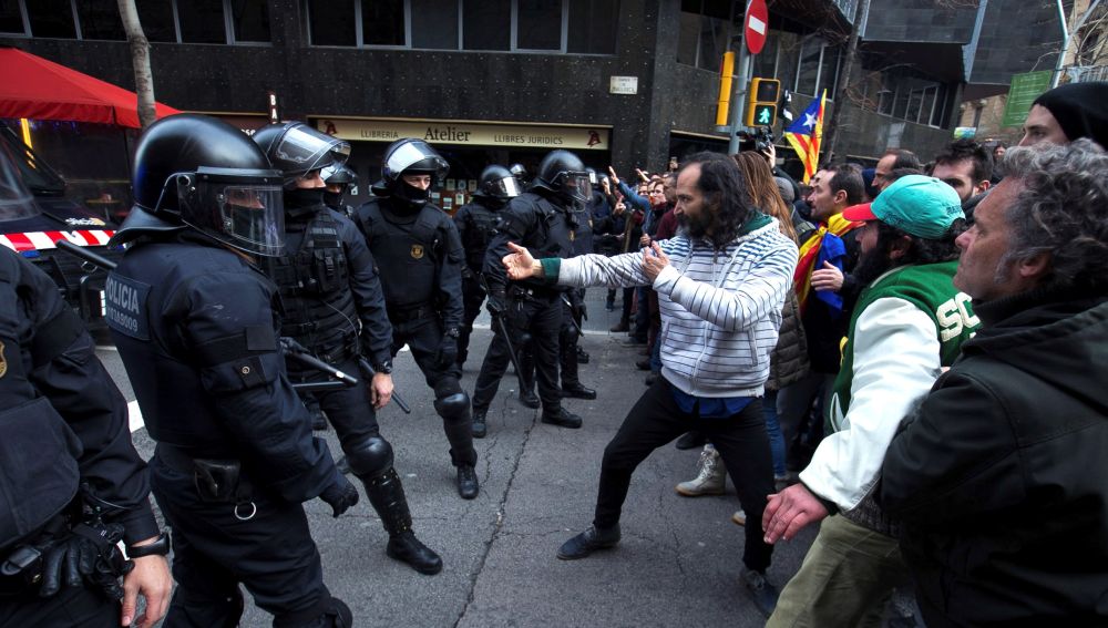 Miembros de los Mossos d´Esquadra impiden el paso de manifestantes en las inmediaciones de la Delegación del Gobierno en Barcelona